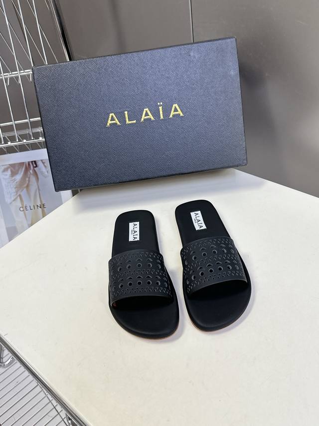 Alaia阿莱雅小众潮牌春夏新款冲孔雕花平底拖鞋 这品牌这不用多说 是近两年最火之一的品牌 几乎博主人手一双 春天的季节就要到了 推荐这款随性又不乏设计感的拖鞋