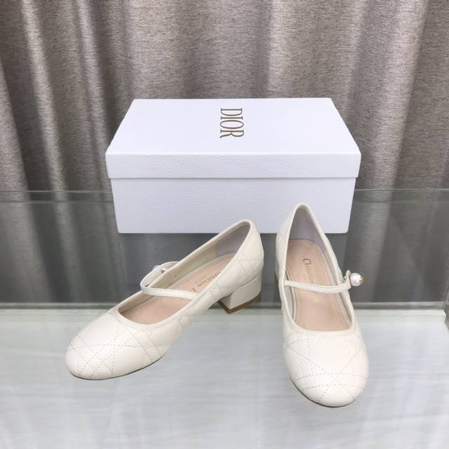 dior24Ss早春新款珍珠芭蕾舞鞋 这是一款绗缝牛皮革精心制作 饰以藤格纹图案 搭配弹力皮革系带和白色Cd树脂珠饰 别具一格 跟高 4.5Cm 大底 真皮大底
