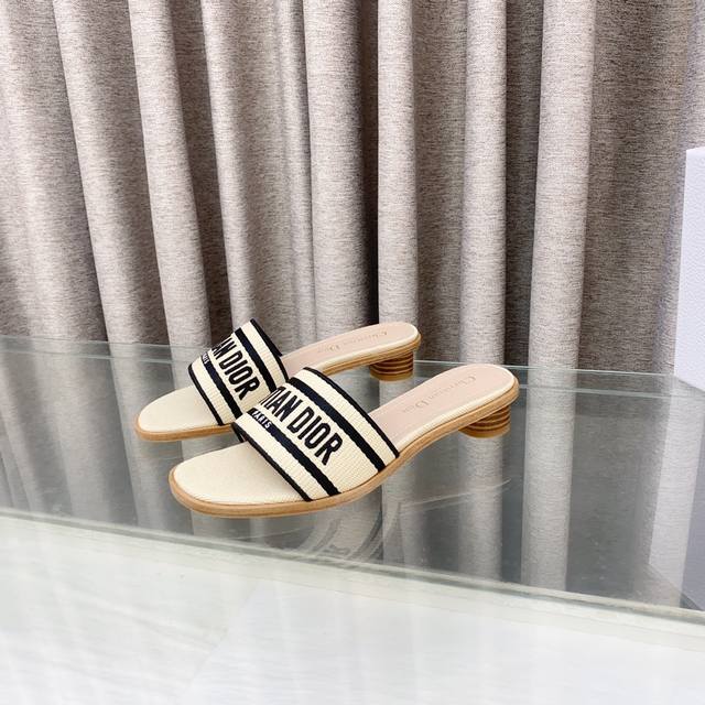 dior2025春夏新款Dway平底一字拖拼色女鞋 Cd字母Logo立体刺绣圆柱跟凉鞋 方头粗跟凉拖鞋 原版开发市面顶级版本 鞋面 原版一致水洗牛皮电绣高温水溶
