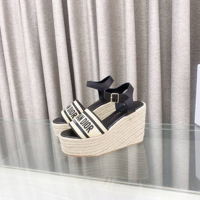 迪奥 Dior 2025春夏新款 Ivieta Dway 厚底脚环绑带拼色女鞋 Cd字母Logo立体刺绣草编坡跟圆头露趾凉鞋 材质:鞋面进口电绣高温水溶棉质科技