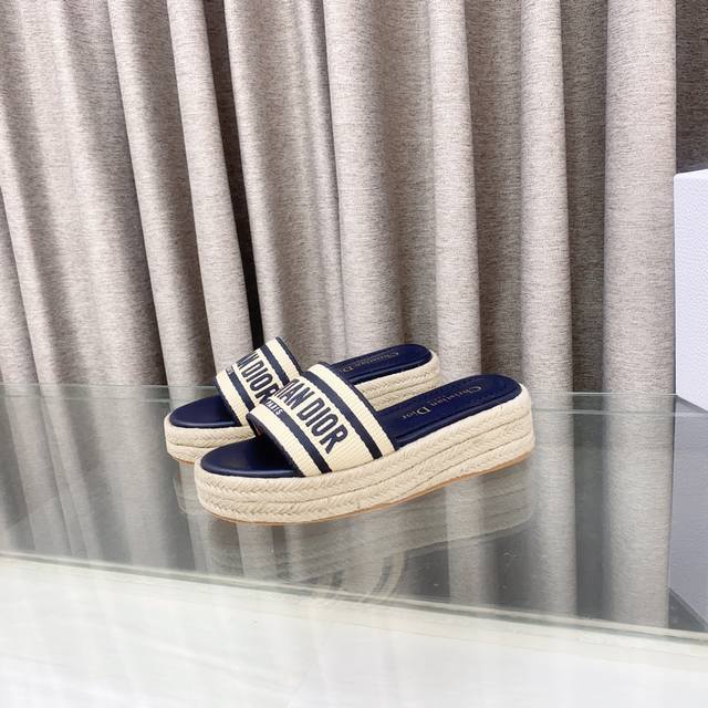 迪奥 Dior 2025 春夏新款 Ivieta Dway 果冻色平底一字拖拼色女鞋 Cd字母Logo立体刺绣厚底圆头草编露趾拖鞋 原版开发市面顶级版本 材质: