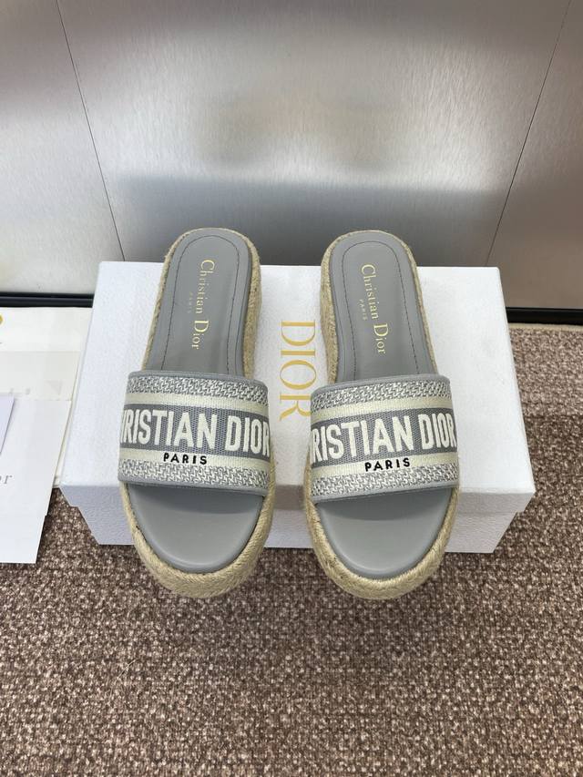 dior 迪奥 2025春夏新款 Ivieta Dway 果冻色厚底拼色女拖鞋 cd字母Logo立体刺绣草编坡跟圆头露趾拖鞋 鞋面 进口酒椰草 进口电绣高温水溶