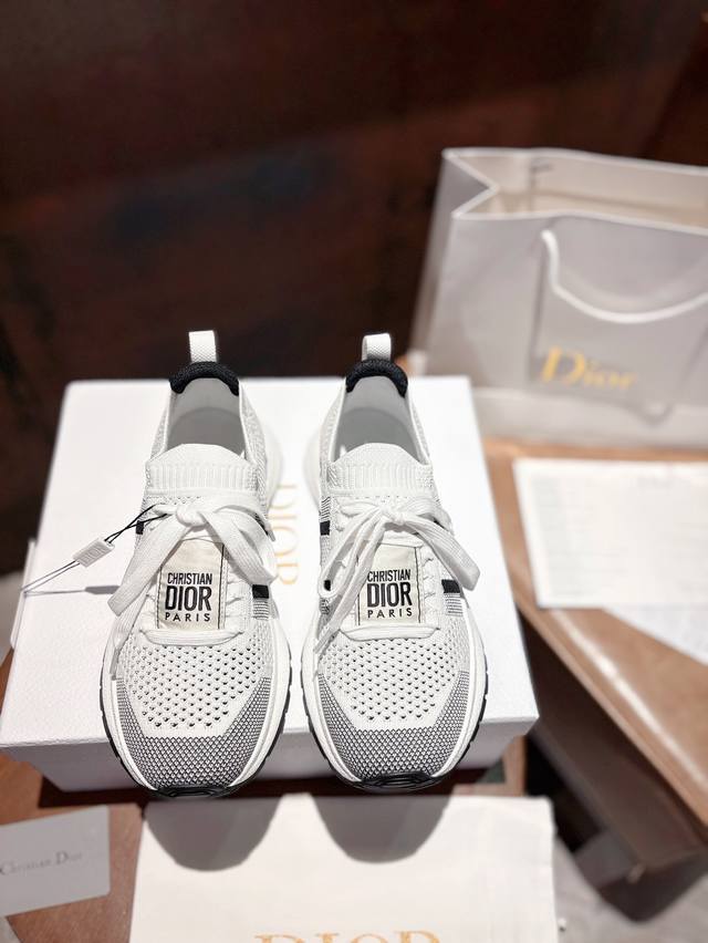 dior Chrono迪奥 高版本新款.休闲.商务.集一体运动鞋. 简约超级百搭. 鞋面搭配 Logo布标.上脚完美奢华可任意搭配春夏秋冬服饰. 上脚更是舒适