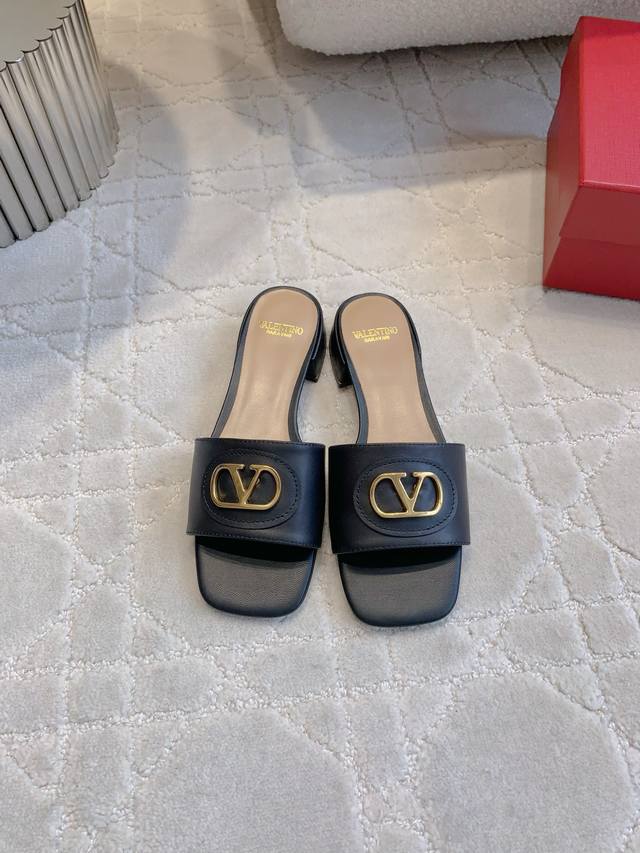 出厂价p Valentin*新款方头 扣拖鞋 经典 扣装饰尽显精致感 舒适又百搭 鞋面牛皮 Zp开模五金扣 内里垫脚羊皮 意大利真皮大底 尺码35-39 40
