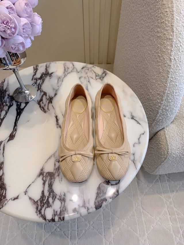 出厂价p Valentin*新款蝴蝶结芭蕾舞单鞋 蝴蝶结元素甜美又减龄 超软羊皮刺绣质感无敌 金属Logo尽显精致感 脚感超级舒适 百搭单品 鞋面原版小羊皮 内