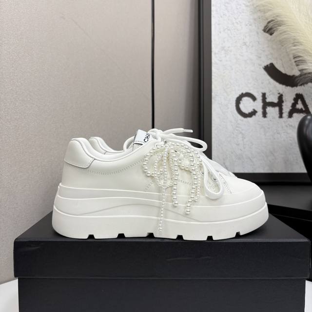 chanel香奈儿25S厚底珍珠蝴蝶结小白鞋 休闲鞋板鞋 网红明星同款 将时尚与舒适完美融合 鞋面简约大气 搭配精致珍珠与多彩鞋带 细节之处尽显奢华格调 厚底设