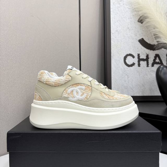 chanel香奈儿熊猫鞋 2025专柜顶级休闲款运动鞋 这款经典设计 鞋面多种工艺电绣的风格 大底却时尚运动 不平凡的拥入了多种配色元素 多元化混搭非常好看百搭