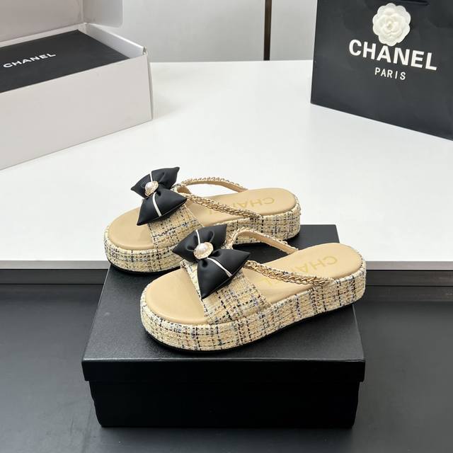 工厂p价 顶级品质 实物拍摄太美啦Chanel2670新款呢子链条厚底拖鞋坡跟防水台凉拖鞋 真的太美啦吧 香奈儿属于夏天的颜色 仙女必备爆款 太喜欢这双鞋了 c
