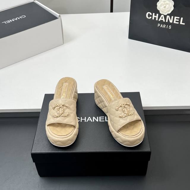 主推款 顶级品质 实物拍摄太美啦Chanel2670新款菱格链条厚底拖鞋坡跟防水台凉拖鞋 真的太美啦吧 香奈儿属于夏天的颜色 仙女必备爆款 太喜欢这双鞋了 ch
