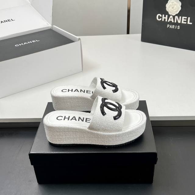 工厂p价 实物拍摄太美啦Chanel新款呢子厚底拖鞋坡跟防水台凉拖鞋 真的太美啦吧 香奈儿属于夏天的颜色 仙女必备爆款 太喜欢这双鞋了 chanel25p松糕布