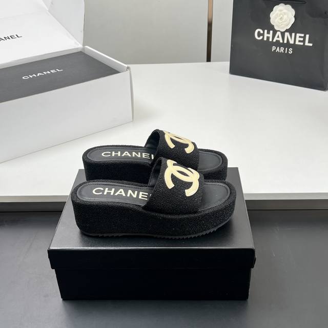 工厂p价 实物拍摄太美啦Chanel新款呢子厚底拖鞋坡跟防水台凉拖鞋 真的太美啦吧 香奈儿属于夏天的颜色 仙女必备爆款 太喜欢这双鞋了 chanel25p松糕布