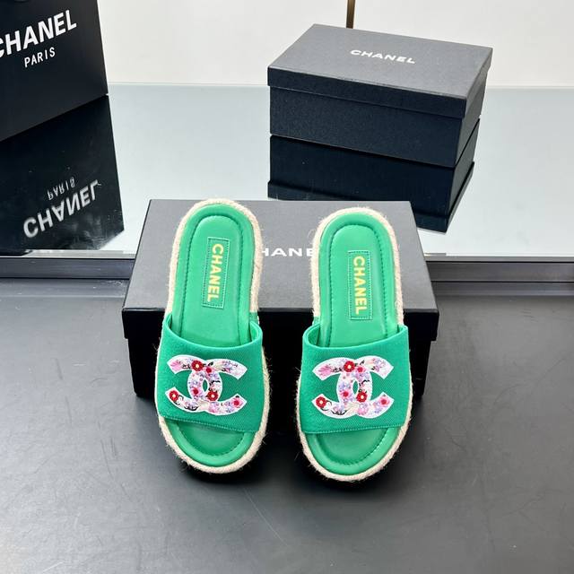 厂价 高版本 Chanel香奈儿电绣双C的Logo编织 渔夫拖鞋 一字拖鞋 专柜原版开发 正品工艺 鞋正中的双C Logo点缀恰到好处 简约大方. 羊皮面小香拖