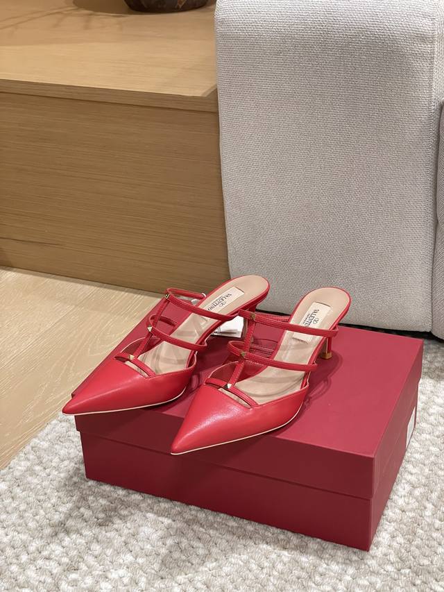 工厂p价p 顶级版本 代购品质 原版开发 Valention 华伦天奴穆勒拖鞋 V家小铆钉尖头高跟凉拖鞋 Vt专柜最新Vlogo系列 重工打造经典高跟鞋 顶级版
