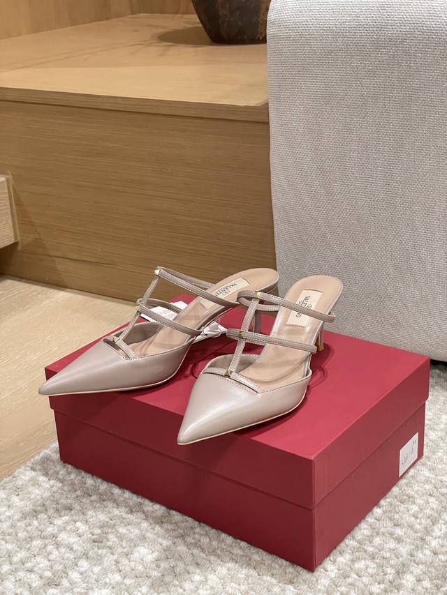 工厂p价p 顶级版本 代购品质 原版开发 Valention 华伦天奴穆勒拖鞋 V家小铆钉尖头高跟凉拖鞋 Vt专柜最新Vlogo系列 重工打造经典高跟鞋 顶级版