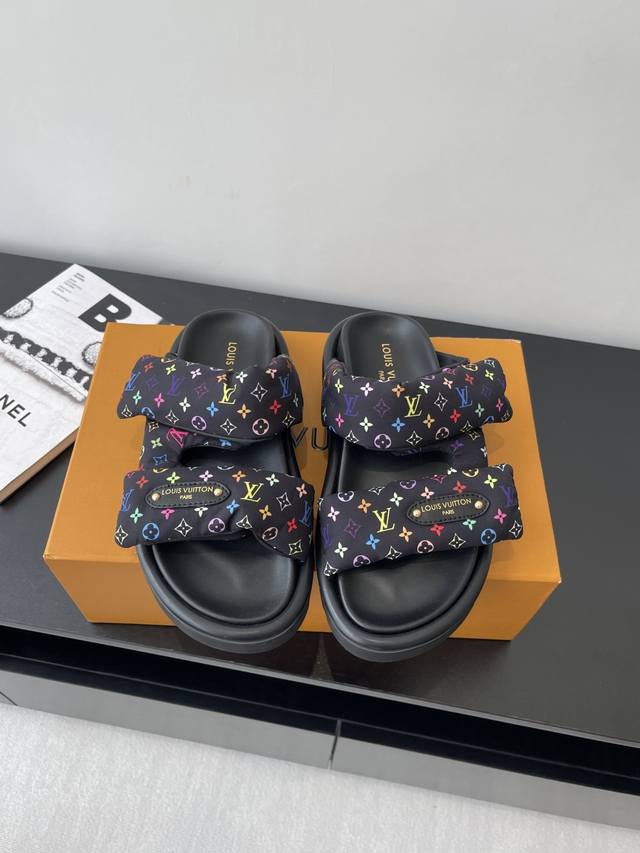 Lv 2025爆款 浮雕Logo 压花 凉拖鞋 pool pillow Comfort 平底凉拖取材科技织物 以高频压印技术重绎 Monogram 图案 柔软加