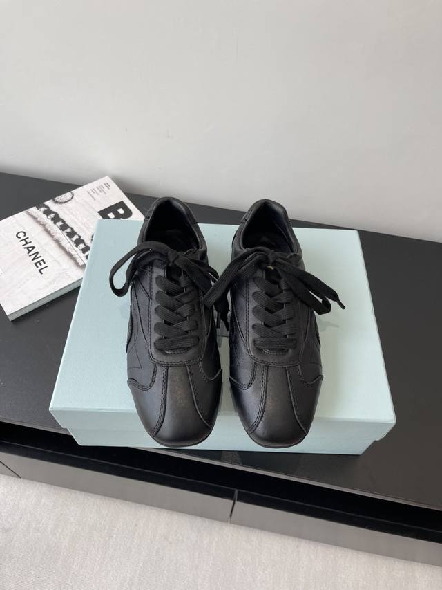 prada 普拉达 25Ss春夏新款 德训鞋 休闲鞋 精工制造 缝线均匀 皮质质感一览无余 多色拼接 时尚大方 柔软舒适透气 外侧饰有prada字母徽标 搭配织