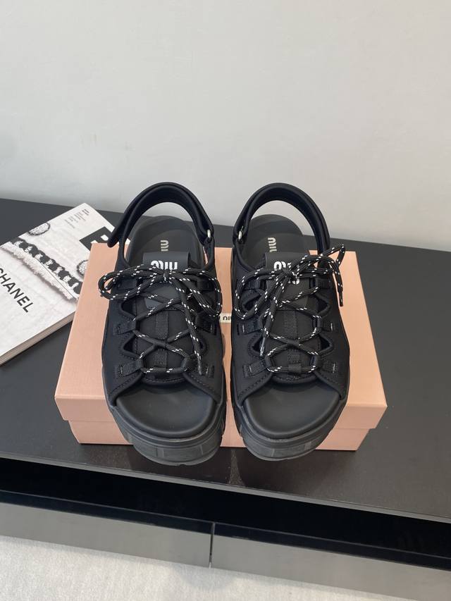 Miu Miu 缪缪 25Ss新款厚底凉鞋 缪缪新款今年设计师开挂啦 好好看 不仅增高 底也不沉 这款鞋子强烈推荐上脚 也太好穿了吧 鞋面进口莱卡 内里进口莱卡