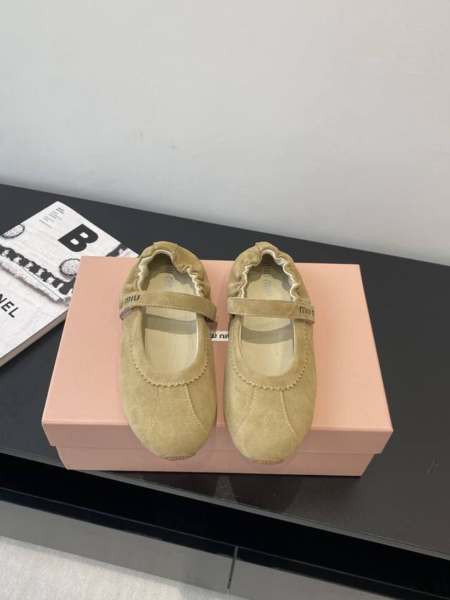 Miu Miu 缪缪 25Ss新款 芭蕾跳舞鞋 鞋面设计立体豆豆绣简单很随意不羁 复古颜值满分 又能体现单宁美感 整双鞋子设计简约时尚 上脚非常轻便而且百搭码数