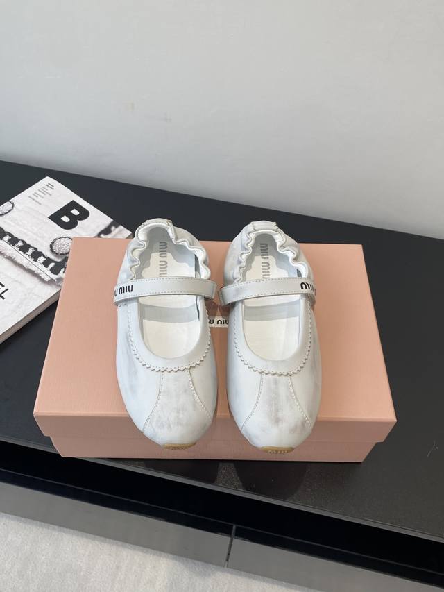 Miu Miu 缪缪 25Ss新款 芭蕾跳舞鞋 鞋面设计立体豆豆绣简单很随意不羁 复古颜值满分 又能体现单宁美感 整双鞋子设计简约时尚 上脚非常轻便而且百搭码数