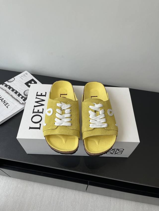 Loewe 罗意威 25Ss春夏新款 情侣款 博肯拖鞋 真的一鞋难求 真的超级好看 姐妹们给我冲 博肯拖鞋 皮革绒面双扣时尚休闲平底鞋 牛皮绒面革质地柔软搭配可