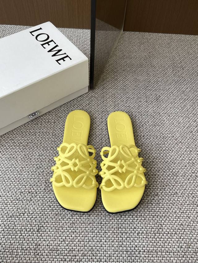 Loewe 罗意威 25Ss 春夏新品拖鞋 简约设计感觉更干净优雅 让你念念不忘 颜色也很耐看 上脚瞬间气质十足气场 简直帅气有型 鞋面采用牛皮印花 内里羊皮垫