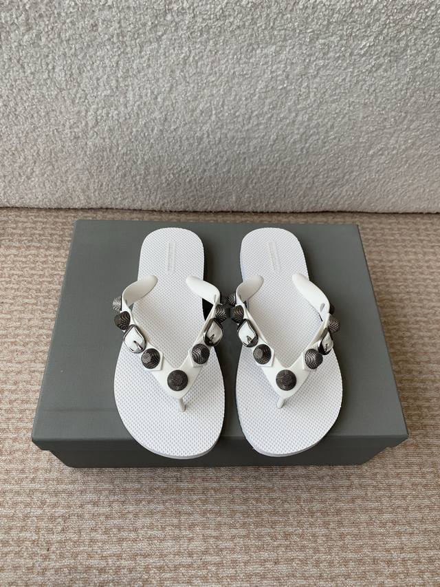 Balenciaga 巴黎世家 25Ss春夏新款 铆钉 人字拖 凉鞋 巴黎世家非常经典的铆钉设计 非常性感 搭配铆钉的狂野自我 不羁风格满满 内里鞋面的特殊天然