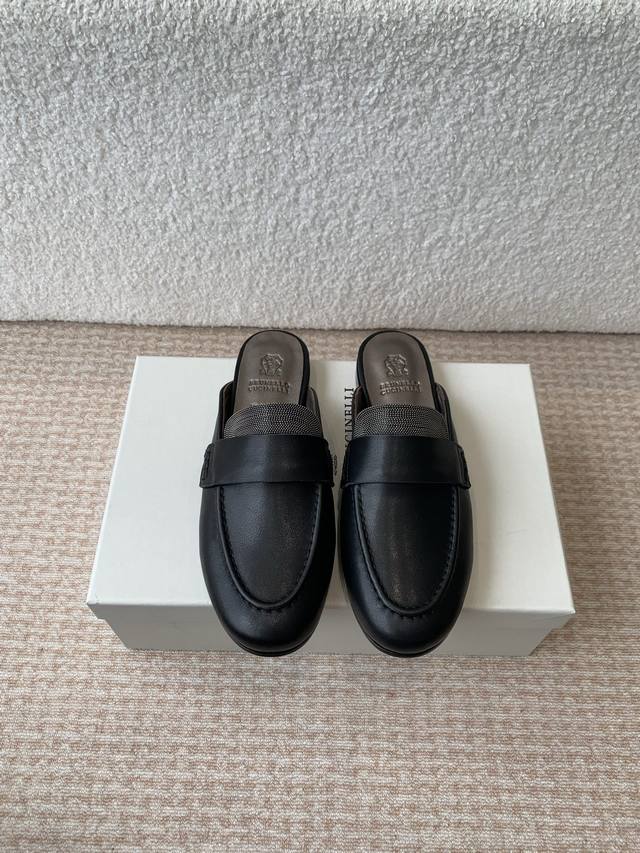 Brunello Cucinelli 新款拖鞋 春夏新款 又不喜欢那个牌子的来 珠链设计一眼Bc 不烂大街 好穿好搭 时髦有型 bc很有品味 配上一双袜子穿也很