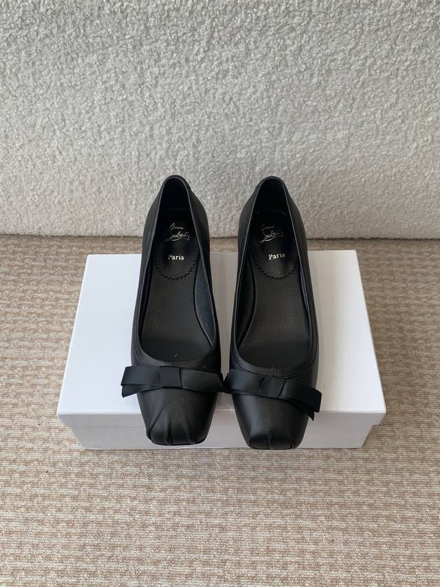 Christian Louboutin 春夏新款红底鞋 姐妹们这次分享的是他家好穿的系列 2025 春夏新款红底鞋实物美到炸裂头 本季设计大胆又性感 上脚直接腿