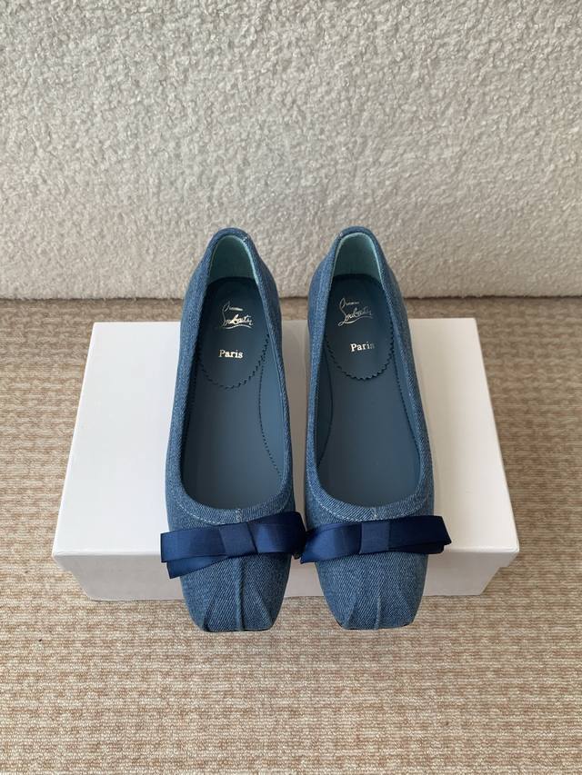 Christian Louboutin 春夏新款红底鞋 姐妹们这次分享的是他家好穿的系列 2025 春夏新款红底鞋实物美到炸裂头 本季设计大胆又性感 上脚直接腿