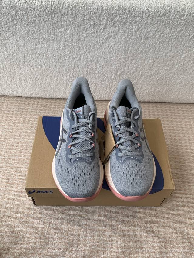 情侣款 Asics Gel-Kinsey Max该款 Asics Gel-Kinsey Max 采用全新的Hybrid-Gel缓震胶 以减轻重量并将缓震的回弹性