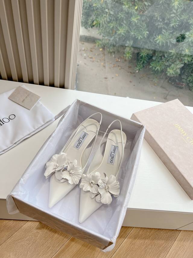 G887Jimmycho*吉米周早春爆品 顶版 尖头花朵高跟鞋 这也太仙了叭 像艺术品一样美到窒息的花朵 很生动形象 很温柔很仙女 仿佛能闻到花的香气时尚的仙女