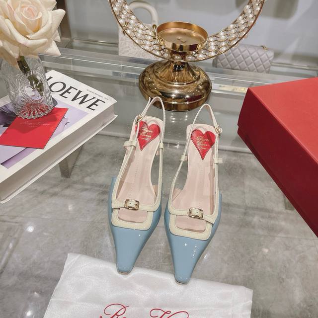 出厂 Roger Vivier 25新款Rv女鞋迷你饰扣后空凉鞋漆皮后袢带高跟鞋 迷你饰扣漆皮后袢带高跟鞋本款高跟鞋以闪亮漆皮制成 糅合众多品牌标志性元素 从品