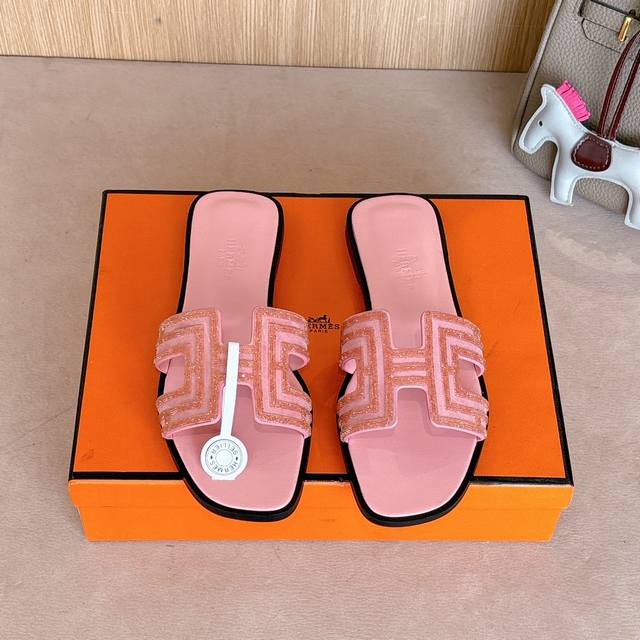 可配飞机盒50出厂价p Hermes 爱马仕H拖鞋Oran凉鞋系列 时尚又百搭 超级舒服 每个细节都做到极致 原版麂皮烫钻 原版1:1独家私模鞋面 原版真皮沿条