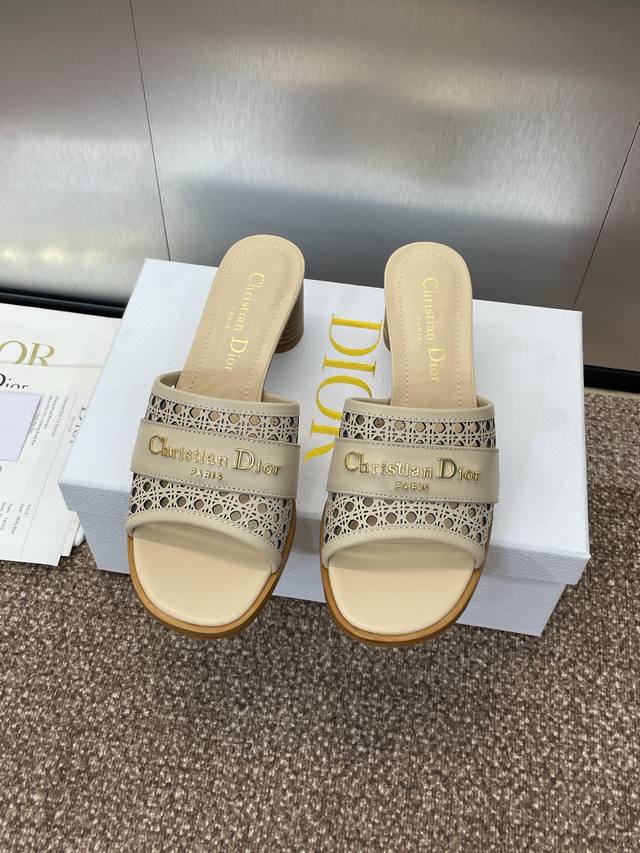 工厂p价p 迪奥 Dior 2025 春夏新款 D-Lane 果冻色镂空粗跟女鞋 Cd字母Logo五金扣低跟圆头露趾凉拖鞋 市面顶级版本 材质:鞋面进口小牛皮+