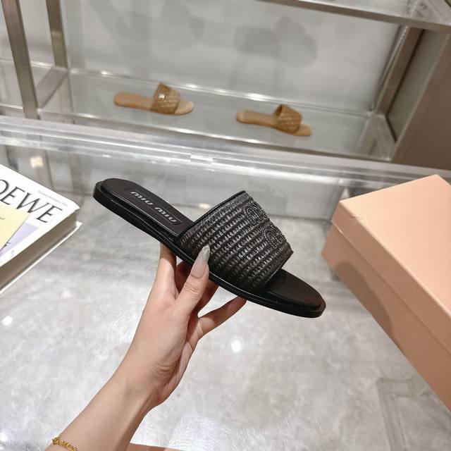 miumiu2025Ss春夏新款高跟底小羊皮凉鞋拖鞋 顶级版本 zp开发 原版拆卸 对版菱格纹 秒杀市面普通版本 Miumiu真的太少女啦 小羊皮超级软糯 舒适