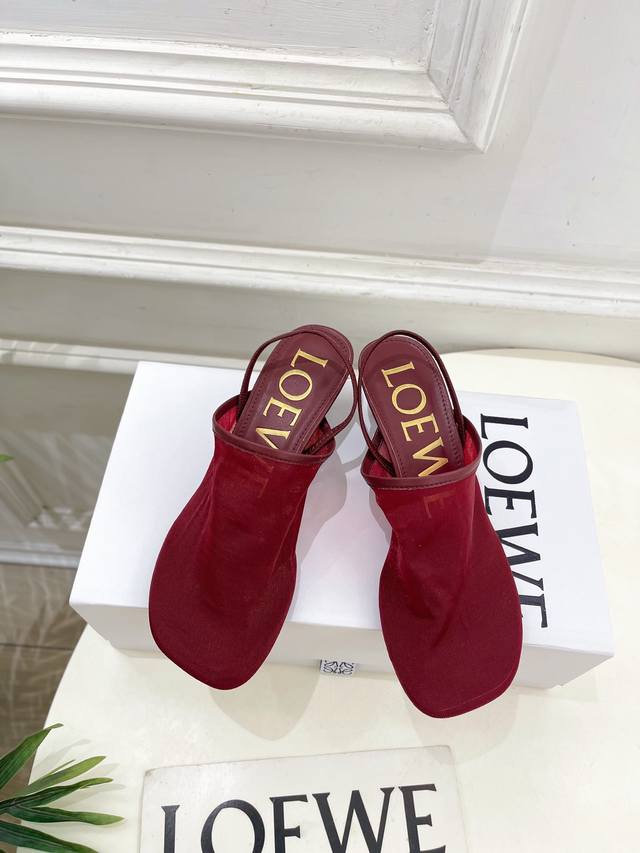 loewe 罗意威 2025春夏新品 冰丝网小猫跟半拖鞋 loewe作为这两年最受欢迎的设计师牌 设计简单 细节巧妙 清新脱俗 不想满大街撞款的可以看看这个品牌