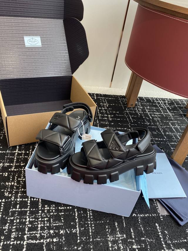 东莞代购级 官网同步盒包装 prada 新款 厚底增高 凉鞋鞋穿起来特别方便 出门换鞋不用弯腰不用系鞋带 穿上就走 春夏秋三季可穿 我这个懒人就 很喜欢气 这双
