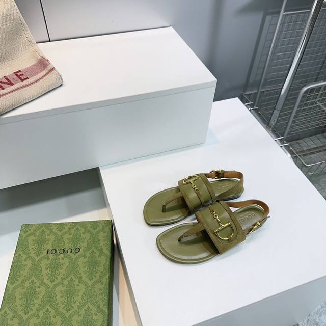 高品质出厂 顶级品质Gucci古驰2025春夏五金扣D字链条扣老花布平底罗马凉鞋系列 原版一比一 踮脚工艺同原版一样 中跟拖鞋 凉鞋 配最新D扣作为品牌的标志性