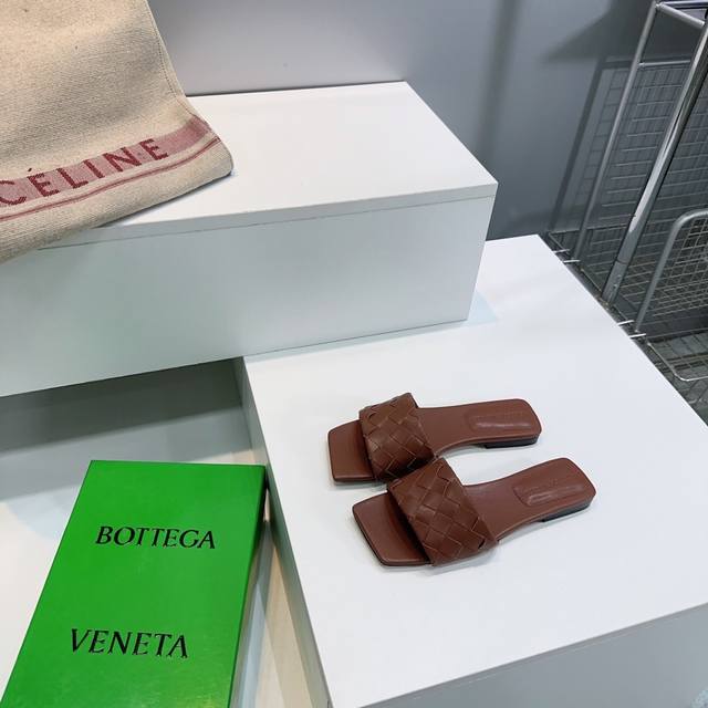 高品质出厂 顶级品质Bottega Veneta葆蝶家25春夏新款Bv Blink编织简易方头平底拖鞋系列 重工全真皮手工编织 简直Bv最新天花板啦 百搭春夏配