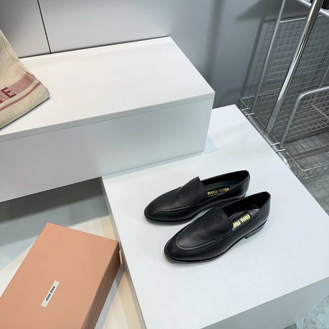 高品质出厂 顶级品质Miumiu缪缪25春夏新款简易复古平底乐福鞋单鞋 春夏清新配色曲线优美 日常穿搭都很搭鞋面压印有专属标识性Logo格调 上脚尽显优雅魅力