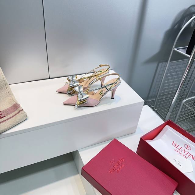 高品质出厂 顶级品质Valentino华伦天奴2025春夏专柜最新蝴蝶结尖头高跟后空凉鞋单鞋时装鞋 后空尖头配上优雅可爱撞色蝴蝶结 创新与经典巧妙的结合在一起