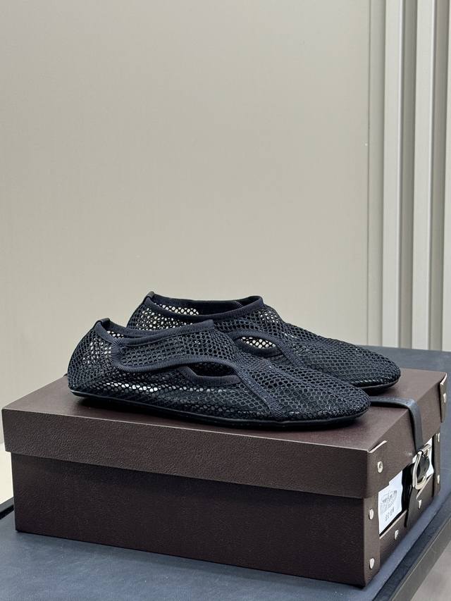 alaia 一眼就喜欢的拖鞋 太舒服了 新款渔网 柔软舒适 又时尚前卫 size 35-42