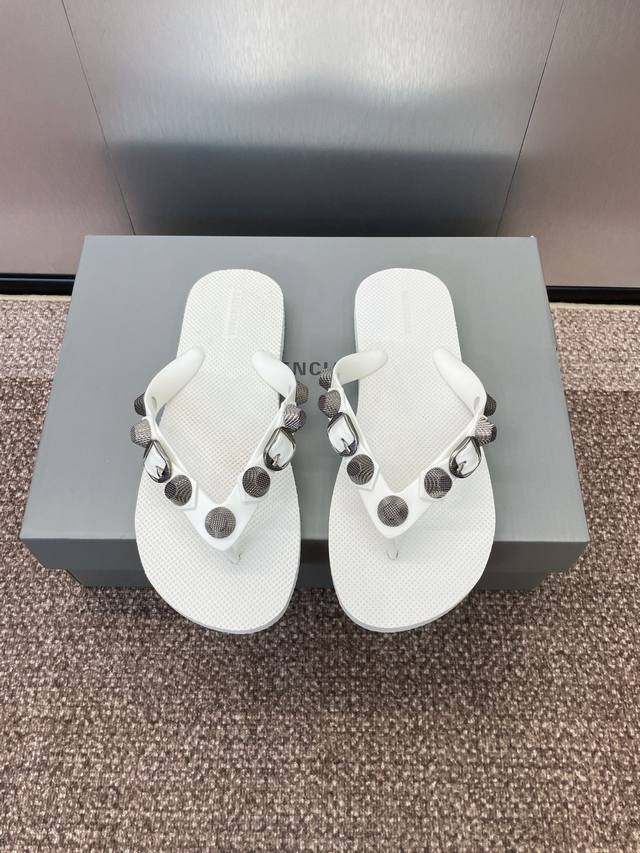 balenciaga 巴黎世家 25Ss春夏新款 铆钉 人字拖 凉鞋 size 36-40 41定制不退换