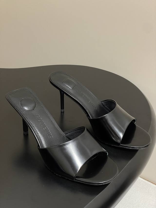 小众潮牌 Jacquemus 25S春夏新款 极简一字带细跟凉拖鞋高跟鞋 新颖时尚大方 性感不失优雅 很显脚部线条 附有骨感美的视觉效果 非常百搭的时尚单品 极