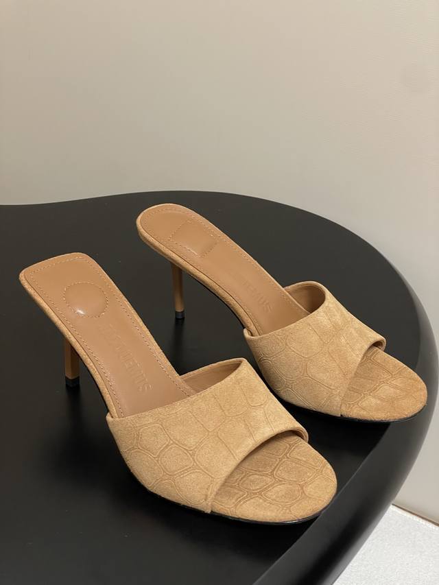 小众潮牌 Jacquemus 25S春夏新款 极简一字带细跟凉拖鞋高跟鞋 新颖时尚大方 性感不失优雅 很显脚部线条 附有骨感美的视觉效果 非常百搭的时尚单品 极