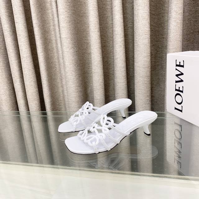 2025 最新罗意威Loewe Ss夏季限定镂空拖鞋 上脚真的太美了 强烈推荐 超级懒人拖 明星博主同款 面料 进口羊皮 里料:进口羊皮 大底:真皮注塑透染底