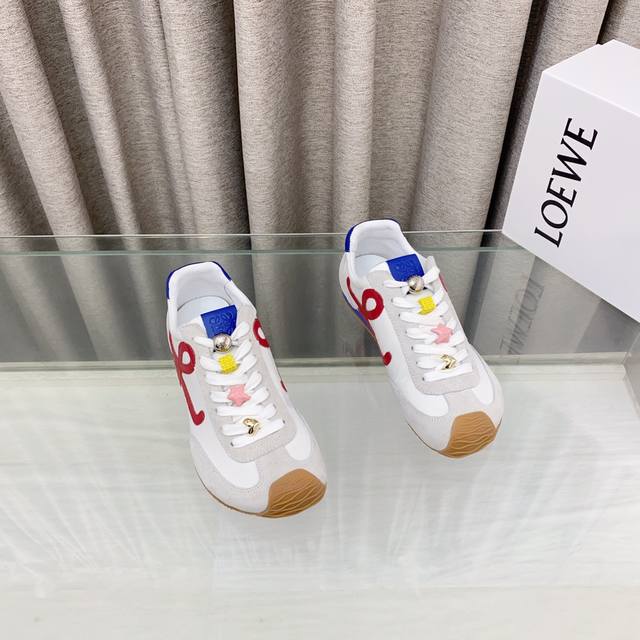 配扣子10 loew罗意威25Ss新款巴黎时装 Balletrunne芭蕾运动鞋 阿甘鞋 经典一眼就爱上的 拼接的极简风格真的做到极致 实在太百搭 随便穿搭就可