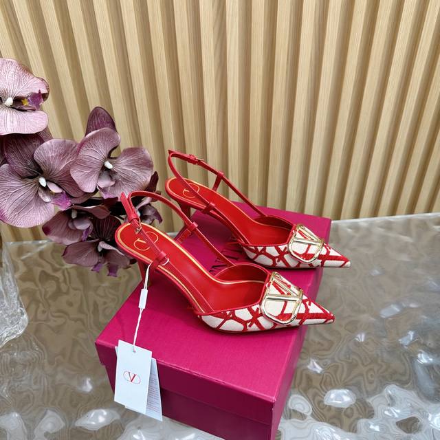 2025走秀款高版本Valentino 高跟刺绣布料凉鞋 单鞋 绝美的质感 非常好搭配 任何季节可穿 华伦天奴此系列演绎全新时尚魅力 延续超高跟设计 深得海外知