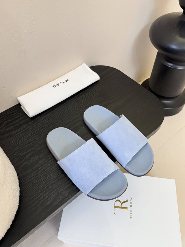 the Row 25Ss 春夏新款简易皱面简易平底 夹脚拖鞋 therow一贯的极简风格 干净利落的版面设计 没有任何装饰 仅以设计为亮点 凸显气质和彰显个性