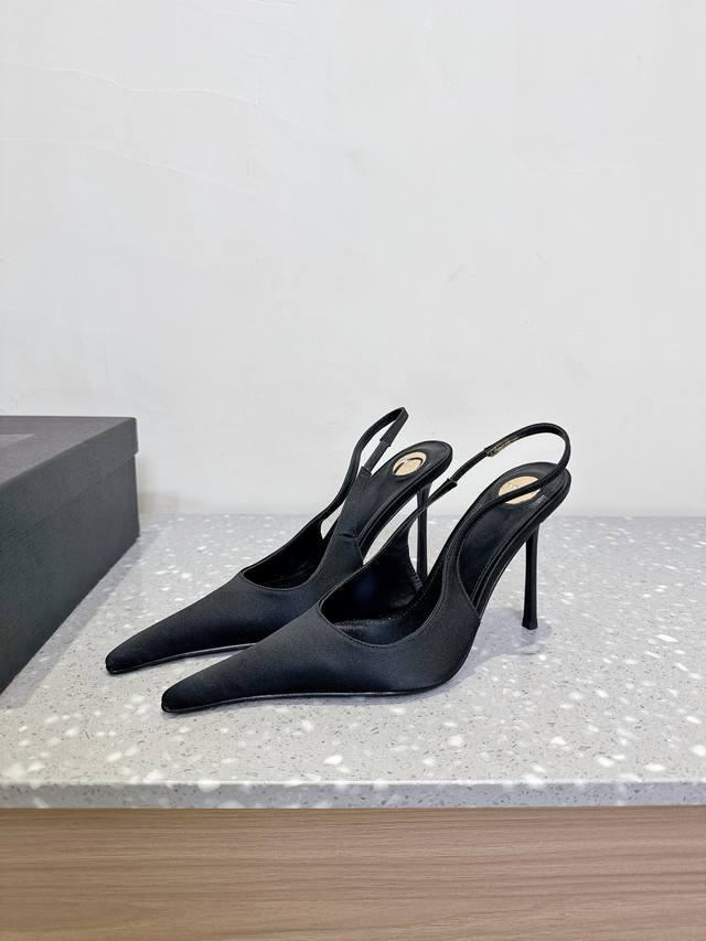 Saint Laurent 圣罗兰 25Ss春夏新款 尖头 高跟 凉鞋 走秀款 把美丽刑锯表现的淋漓尽致 姐姐的美丽尤物 又是人间 rose同款的化很好修饰脚型